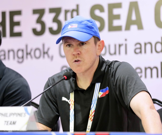 HLV Philippines Garrath McPherson tham dự họp báo sau trận thua Việt Nam 0-2 ở bán kết bóng đá nam SEA Games 33, trên sân Rajamangala ở Bangkok, Thái Lan ngày 15/12/2025. Ảnh: Hiếu Lương
