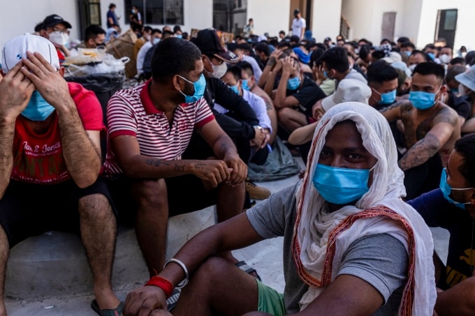 Những người làm việc trong các trung tâm lừa đảo và nạn nhân trong một chiến dịch đột kích của lực lượng biên phòng Karren vào khu phức hợp ở Myawaddy, miền đông Myanmar, ngày 26/2. Ảnh: AFP