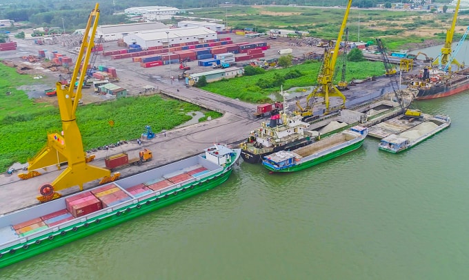 Bốc dỡ hàng tại cảng Cái Cui ở Cần Thơ. Ảnh: Hưng Lợi