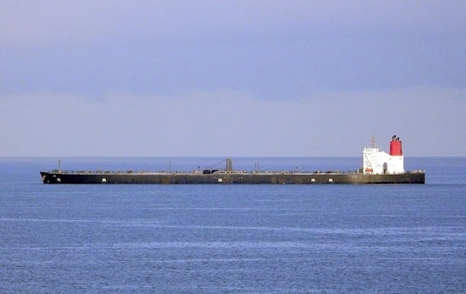 Ảnh vệ tinh cho thấy tàu dầu Skipper (phải) cùng một tàu khác ở cảng Jose, Venezuela ngày 18/11. Ảnh: Reuters