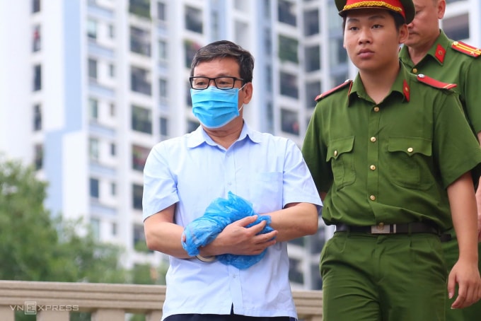 Cựu chủ tịch Vĩnh Phúc Lê Duy Thành rời phiên tòa sơ thẩm hôm 11/7. Ảnh: Phạm Dự