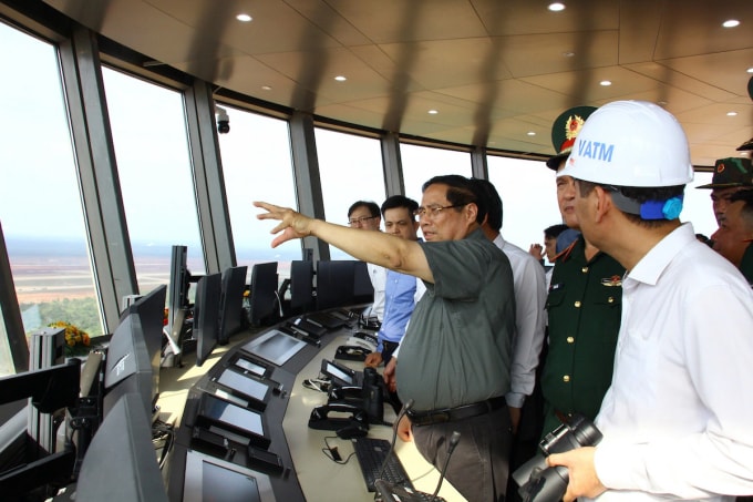 Thủ tướng kiểm tra Trạm kiểm soát không lưu Sân bay Long Thành chiều 14/12. Ảnh: Phước Tuấn