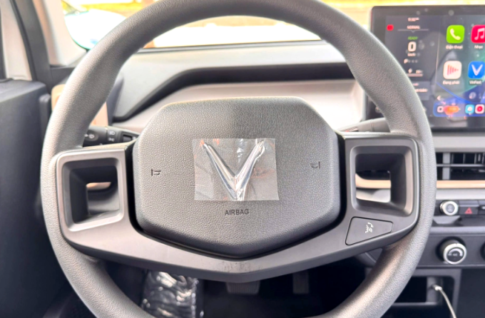 Vô-lăng có thiết kế mới, tích hợp nút đàm thoại rảnh tay. Ảnh: Tuấn Vũ