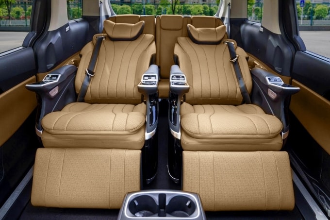 Tùy chọn hàng ghế thứ 2 trên Carnival Hybrid Premium. Ảnh: Thaco Auto