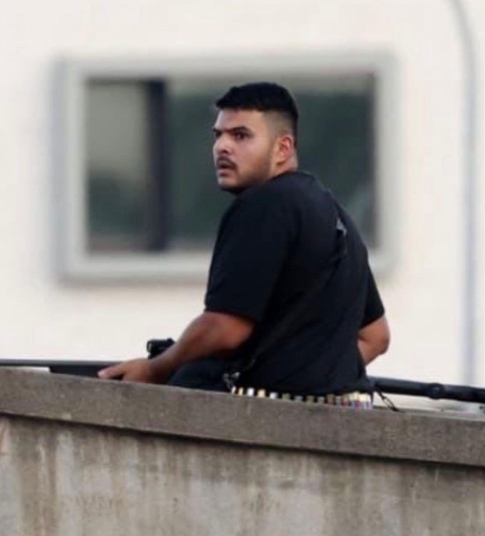 Nghi phạm Naveed tại hiện trường vụ xả súng. Ảnh: Facebook/Wais Barakzai