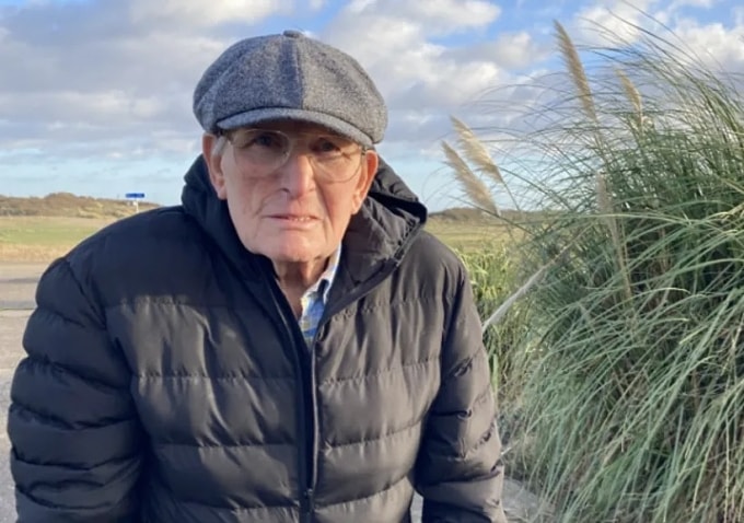 Ông Roy Marsh gặp rắc rối khi đi dạo quanh hồ buổi sáng. Ảnh: BBC