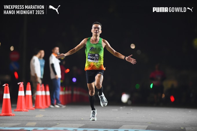 Runner Nguyễn Mai Trung cán đích cự ly 42km VnExpress Marathon Hanoi Midnight 2025 cuối tháng 10. Ảnh: VnExpress Marathon