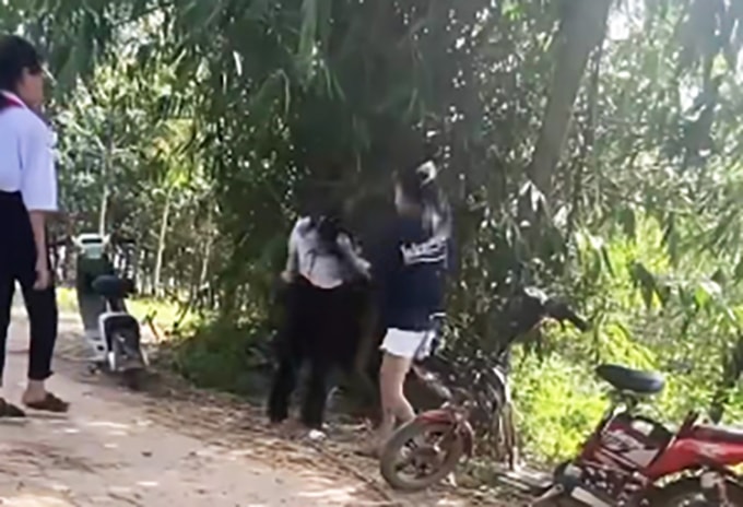 Hình ảnh hai nữ sinh đánh hội đồng bạn được đăng tải trên mạng xã hội. Ảnh. Trích xuất video