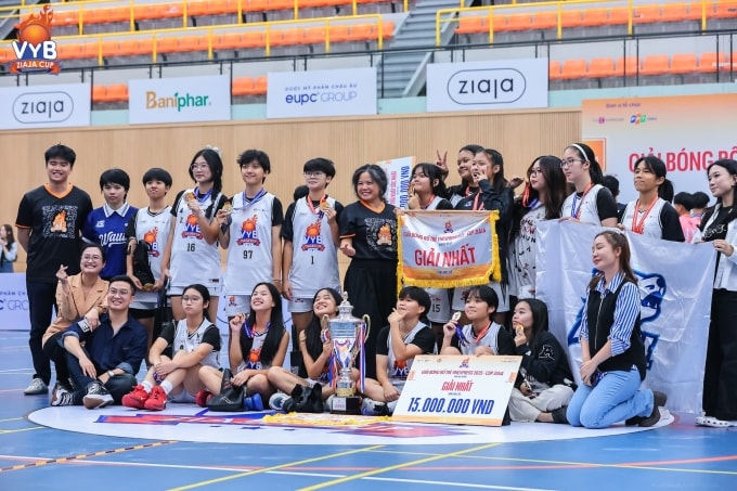 Tập thể đội bóng rổ nữ Phan Đình Phùng chụp ảnh cùng Cup vô địch và các danh hiệu tập thể, cá nhân giành được tại giải. Ảnh: VYB