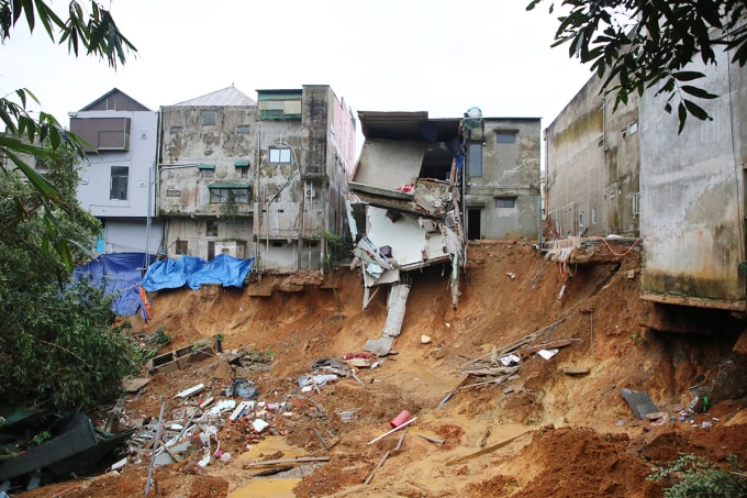 Hai nhà bị sập phần sau và 10 ngôi nhà có nguy hư hỏng. Ảnh: Đắc Thành
