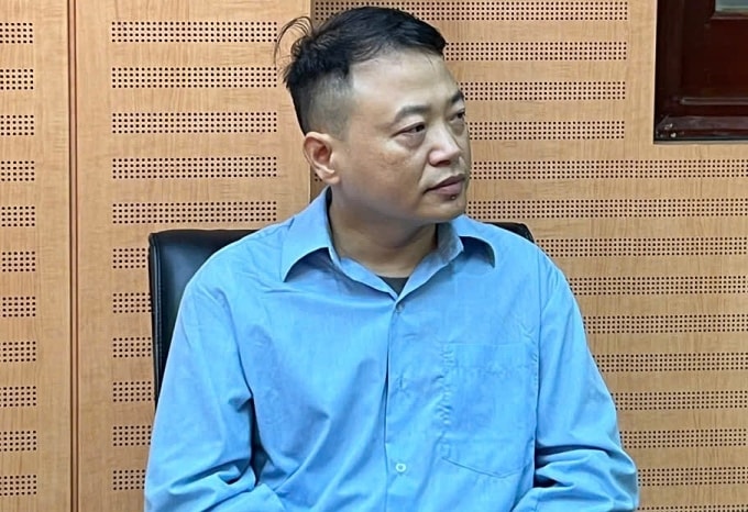 Shark Bình tại cơ quan điều tra. Ảnh: Linh Đan