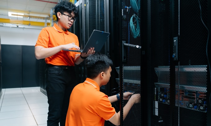 Nhân viên FPT bên trong một trung tâm dữ liệu. Ảnh: