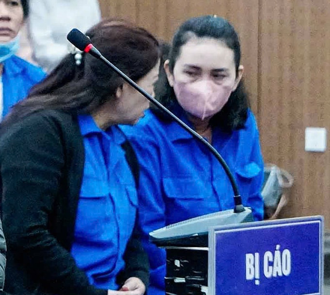 Bị cáo Nguyễn Thị Nga, cựu Phó Trưởng phòng Giám đốc kiểm tra về dân sự, lao động, kinh doanh thương mại, TAND Cấp cao tại Đà Nẵng (phải). Ảnh: Danh Lam