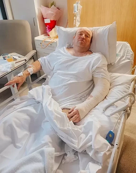 Ahmed al Ahmed đang hồi phục tại bệnh viện ở Sydney ngày 15/12 sau ca phẫu thuật đầu tiên. Ảnh: SMH