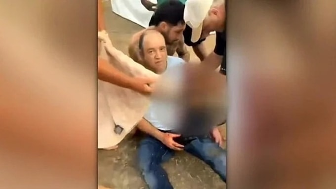 Ahmed al Ahmed (áo trắng) bị thương trong vụ xả súng và được mọi người hỗ trợ. Ảnh: Sky News