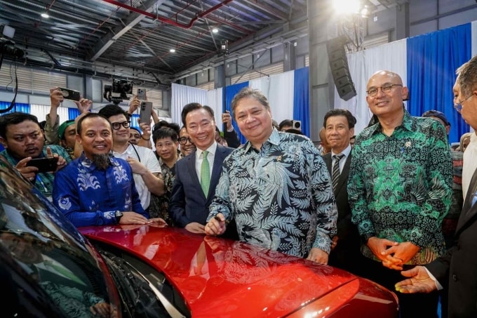 Các lãnh đạo chính quyền Indonesia, đối tác và VinFast tại lễ khánh thành nhà máy. Ảnh: Vinfast