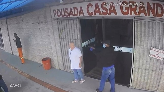 Joao Ferreira da Silva bị kẻ bịt mặt dí súng trước cửa khách sạn. Ảnh: Newsflash