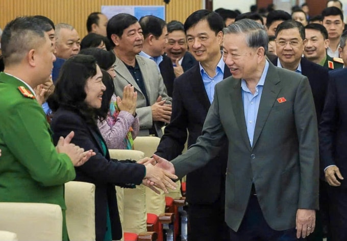 Tổng Bí thư Tô Lâm trò truyện cũng các đại biểu và cử tri. Ảnh: Hoàng Phong