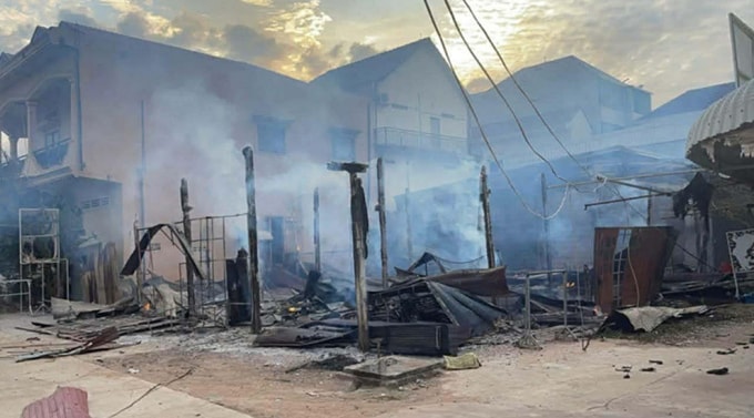 Những ngôi nhà bị hư hại ở xã Kok Romiet, huyện Thma Puok, tỉnh Oddar Meanchey, Campuchia hôm 14/12. Ảnh: Phnom Penh Post