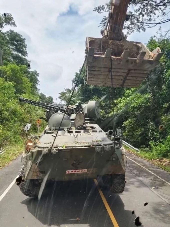 Xe xúc đất kéo thiết giáp Thái Lan về tuyến sau của Campuchia. Ảnh: Defence Blog