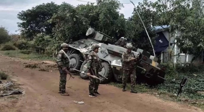 Quân nhân Campuchia đứng cạnh thiết giáp BTR-3E1 của Thái Lan bị bỏ lại biên giới. Ảnh: Defence Blog