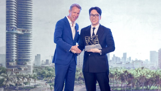 Đại diện Nobu Danang nhận danh hiệu Bất động sản hàng hiệu biểu tượng của năm tại Rob Report Best of the Best 2025. Ảnh: Nobu