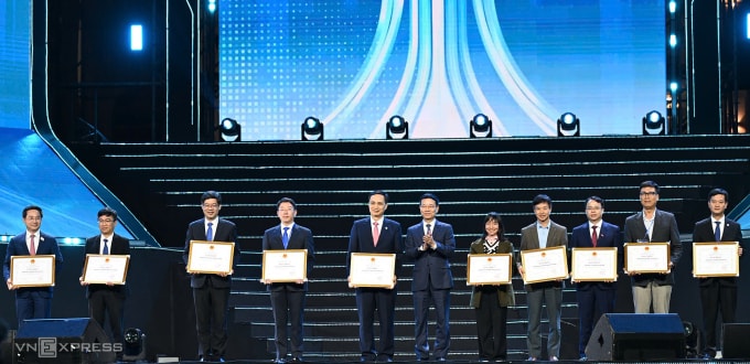 Bộ trưởng Khoa học và Công nghệ trao bằng khen, vinh danh 10 địa phương về việc phát triển hệ sinh thái khởi nghiệp sáng tạo. Ảnh: Giang Huy
