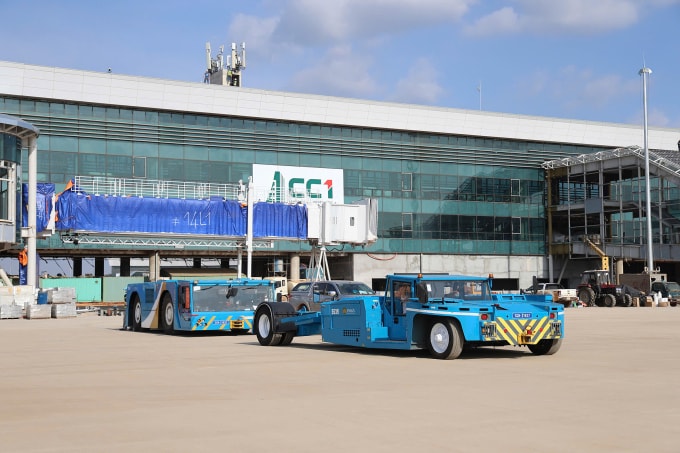 Xe đẩy để hỗ trợ Boeing 787 bay kỹ thuật ở sân bay Long Thành, chiều 15/12. Ảnh: Phước Tuấn