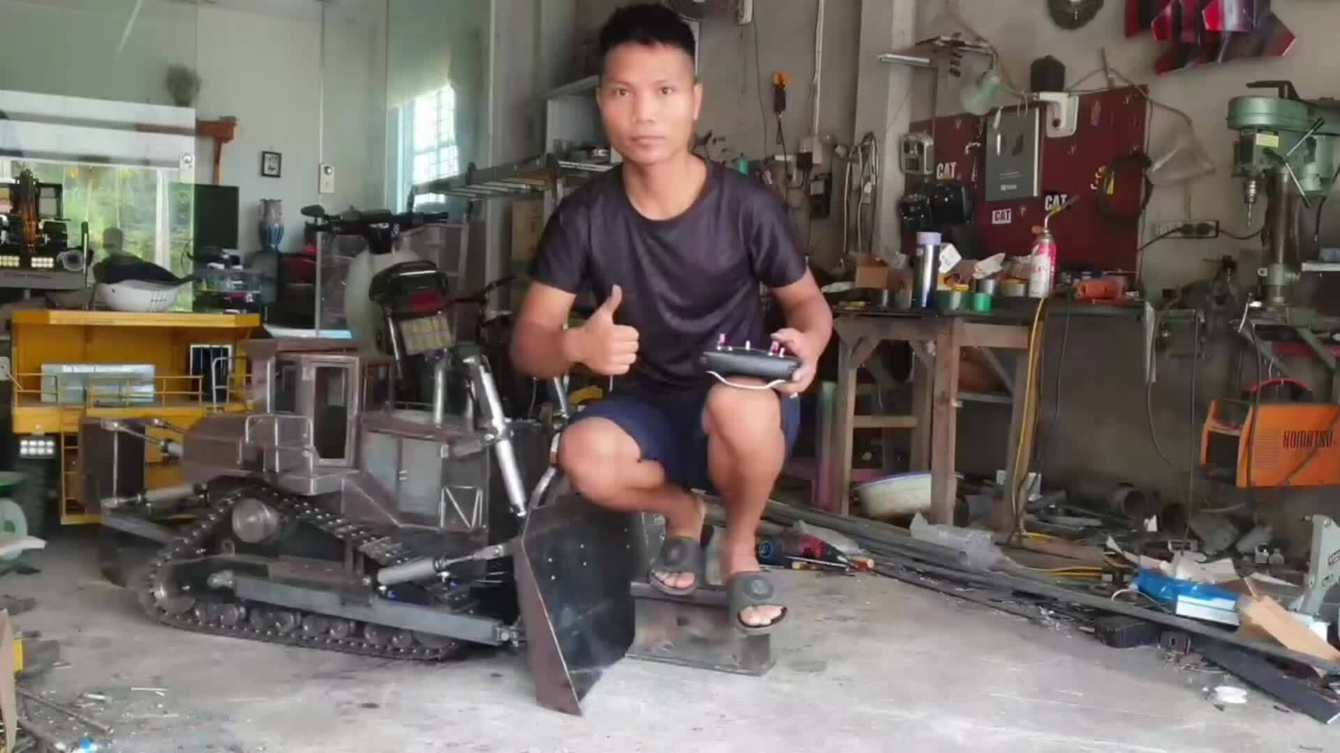 Thợ điện lạnh chế tạo dàn xe công trình 'tí hon'