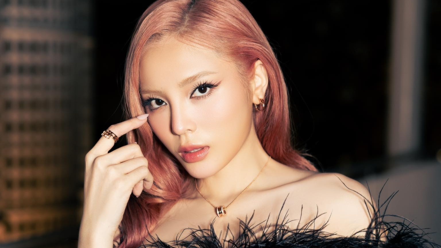 Kỳ Duyên trên thảm đỏ show thời trang của Lê Thanh Hòa