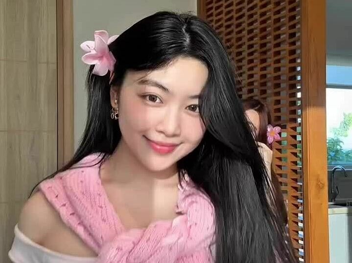 Lọ Lem cùng em gái Hạt Dẻ quay vlog thời trang khi du lịch châu Âu