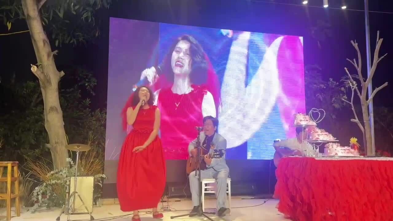 Hoàng Trang, Nguyễn Đông hát