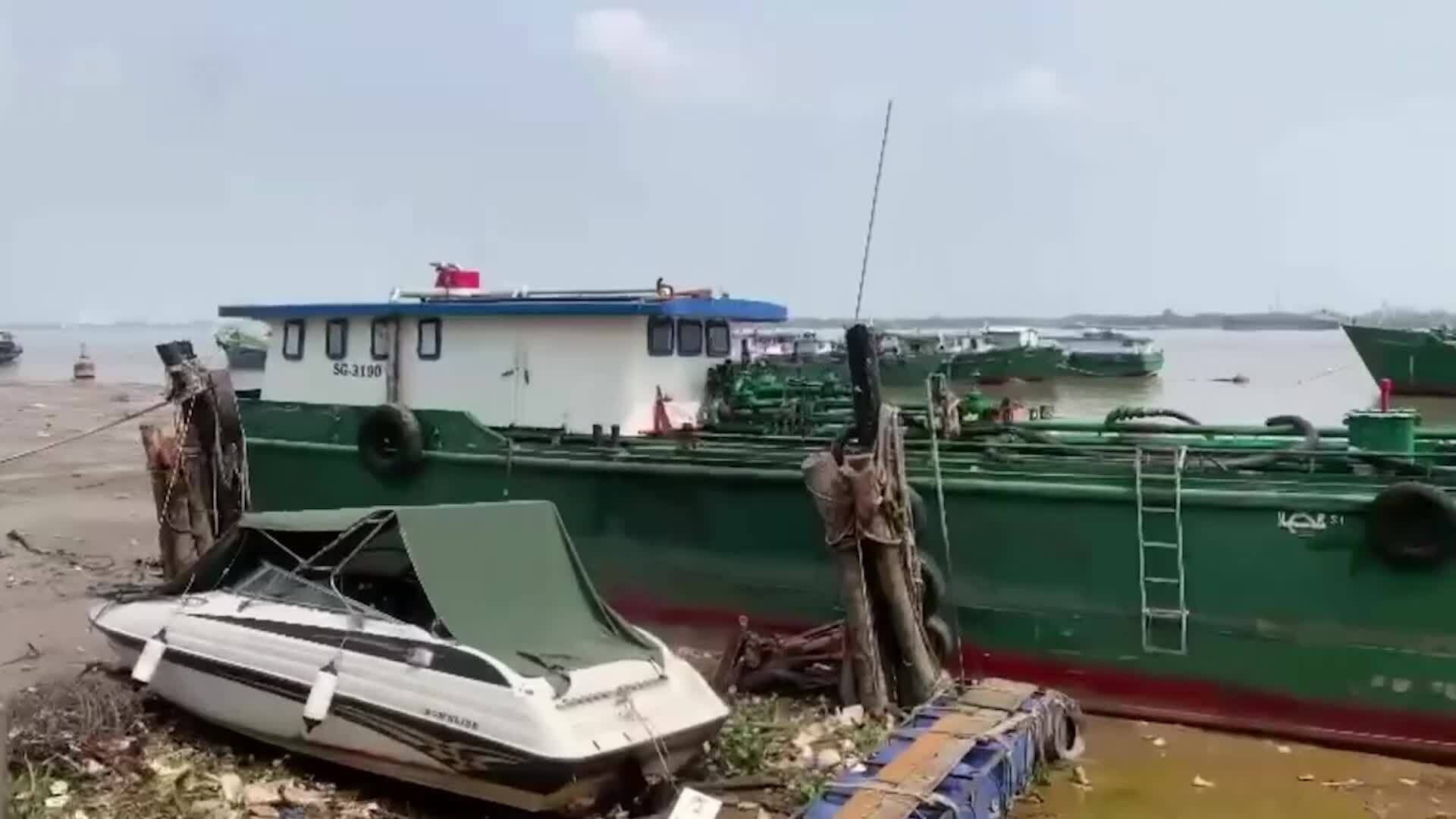 Cán bộ Hải quan nhận tiền của đường dây buôn lậu xăng dầu