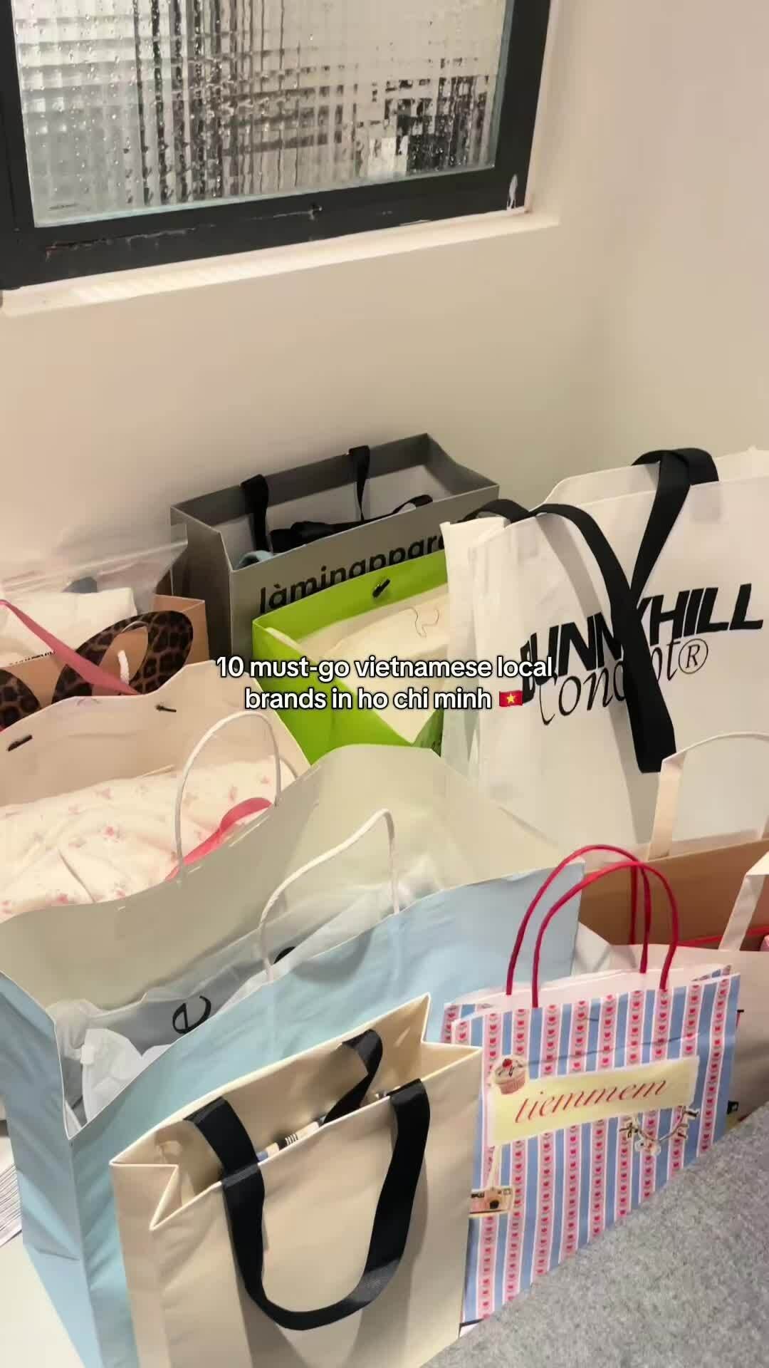 Người nước ngoài đổ xô 'săn' quần áo thương hiệu Việt