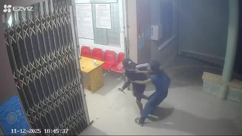 Cầm dao vào trạm y tế cướp 500.000 đồng