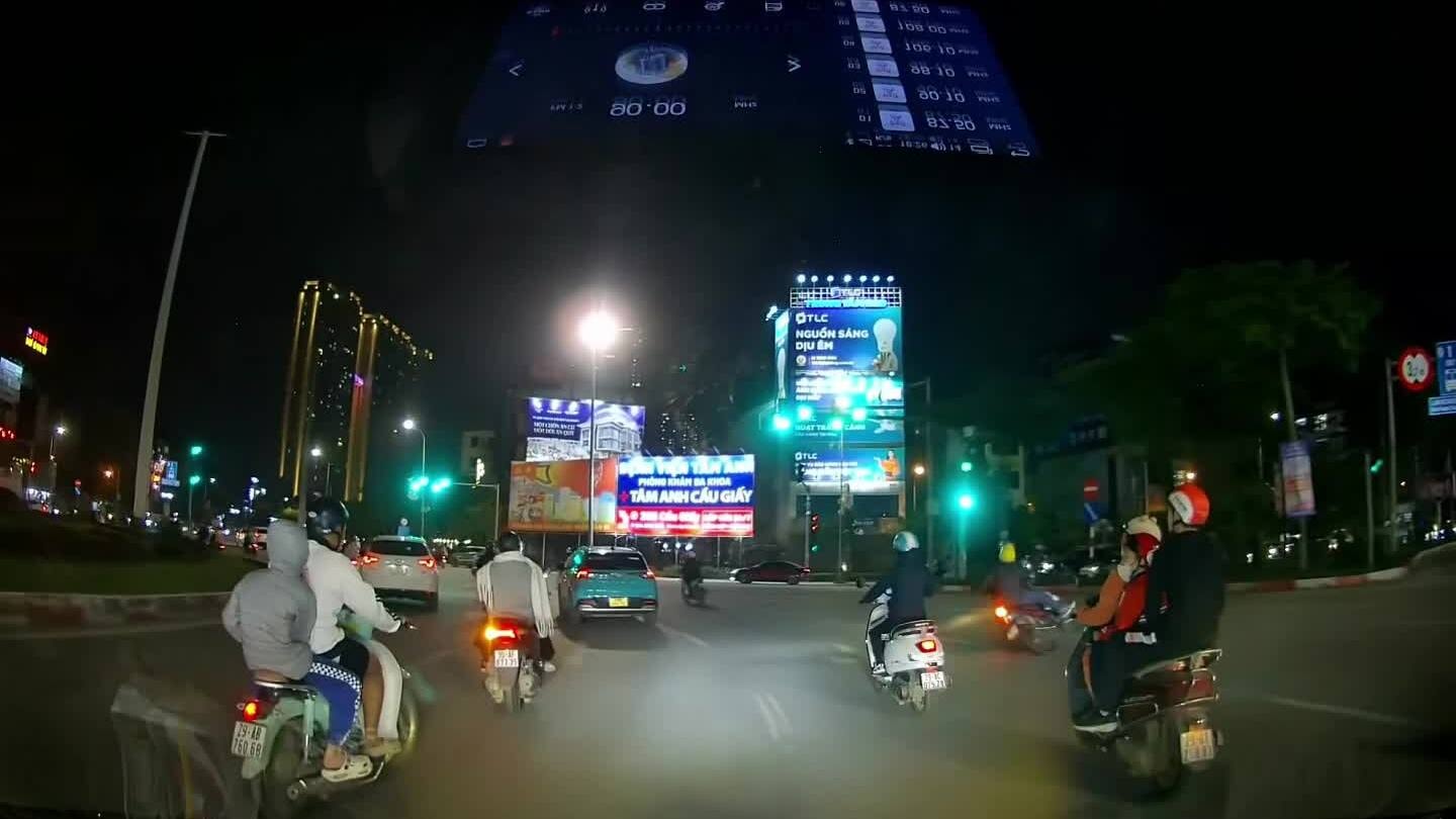 Người đi xe máy cắt ngang đầu hàng loạt xe máy gây tai nạn