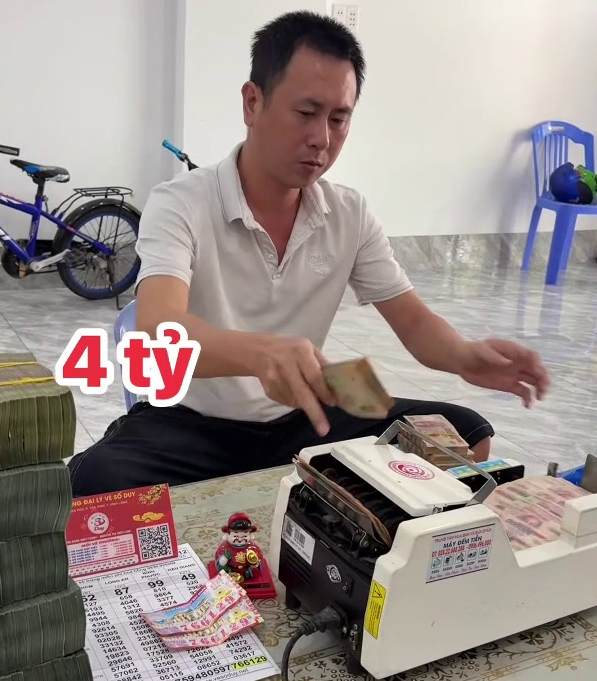 Xổ số miền Nam: Clip đại lý đếm tiền tỉ đổi thưởng khiến mạng xã hội bùng nổ - Ảnh 1.
