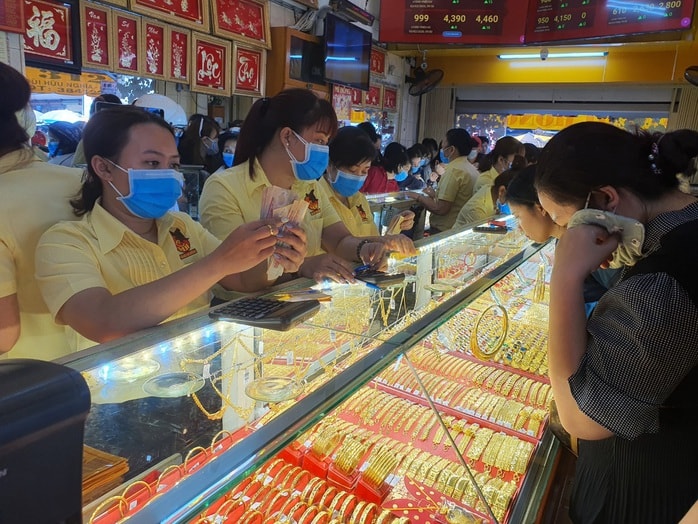 Giá vàng hôm nay 15 - 12 tiếp tục tăng vọt , đạt đỉnh lịch sử - Ảnh 2.