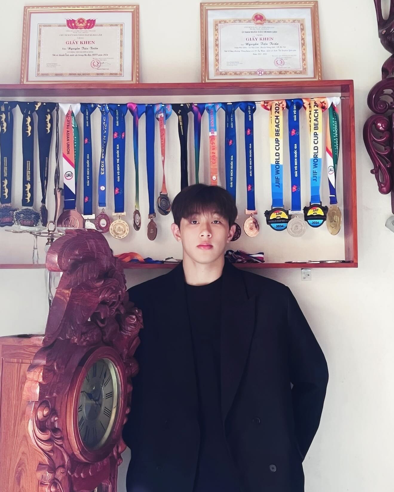 Trước đó, nam VĐV từng giành nhiều huy chương tại Giải Vô địch Quốc gia, Giải Vô địch Trẻ Quốc gia, đồng thời góp mặt ở các giải thuộc hệ thống JJIF, JJAU và JJIF World Cup Beach. Đặc biệt, Tiến Triển cùng đồng đội mang về tấm Huy chương Đồng tại Giải vô địch châu Á 2025.