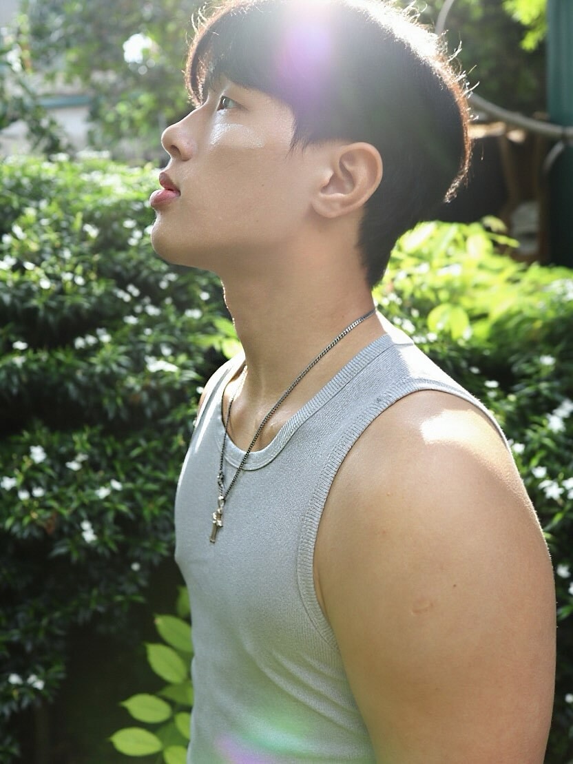 Trên mạng xã hội, anh thường xuyên chia sẻ hình ảnh tập luyện, thi đấu, tập gym và những chuyến du lịch ngắn ngày. Trang Instagram cá nhân của Tiến Triển hiện thu hút hơn 18.500 người theo dõi.