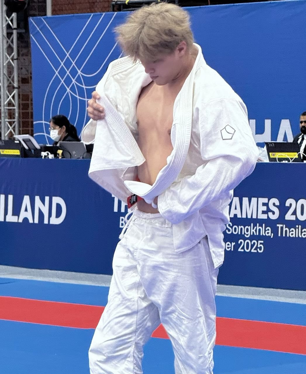 Tiến Triển nổi bật trên thảm đấu với phong thái điềm tĩnh, tập trung và đầy tự tin.