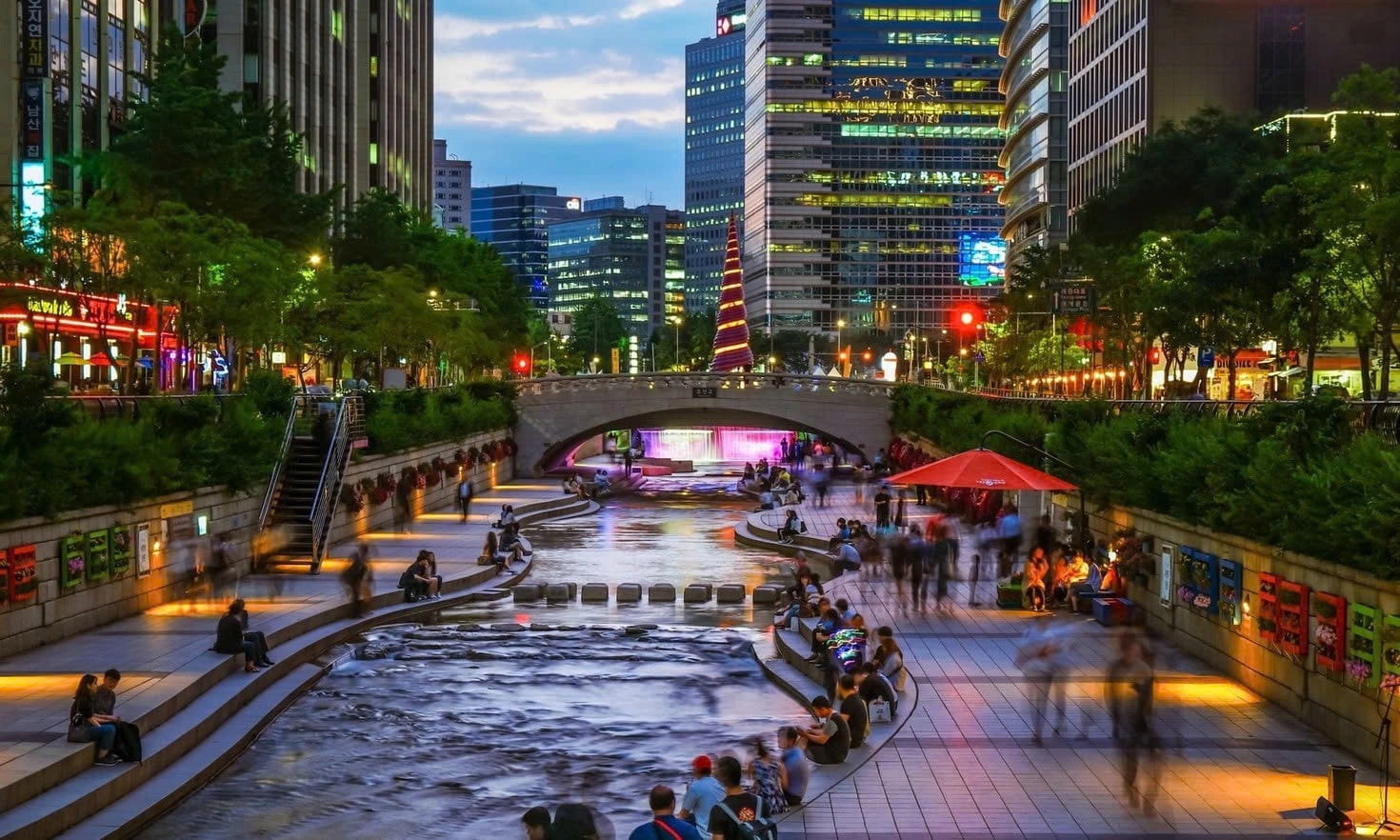 Dòng suối Cheonggyecheon chảy qua khu phố Seoul. (Ảnh: Getty)