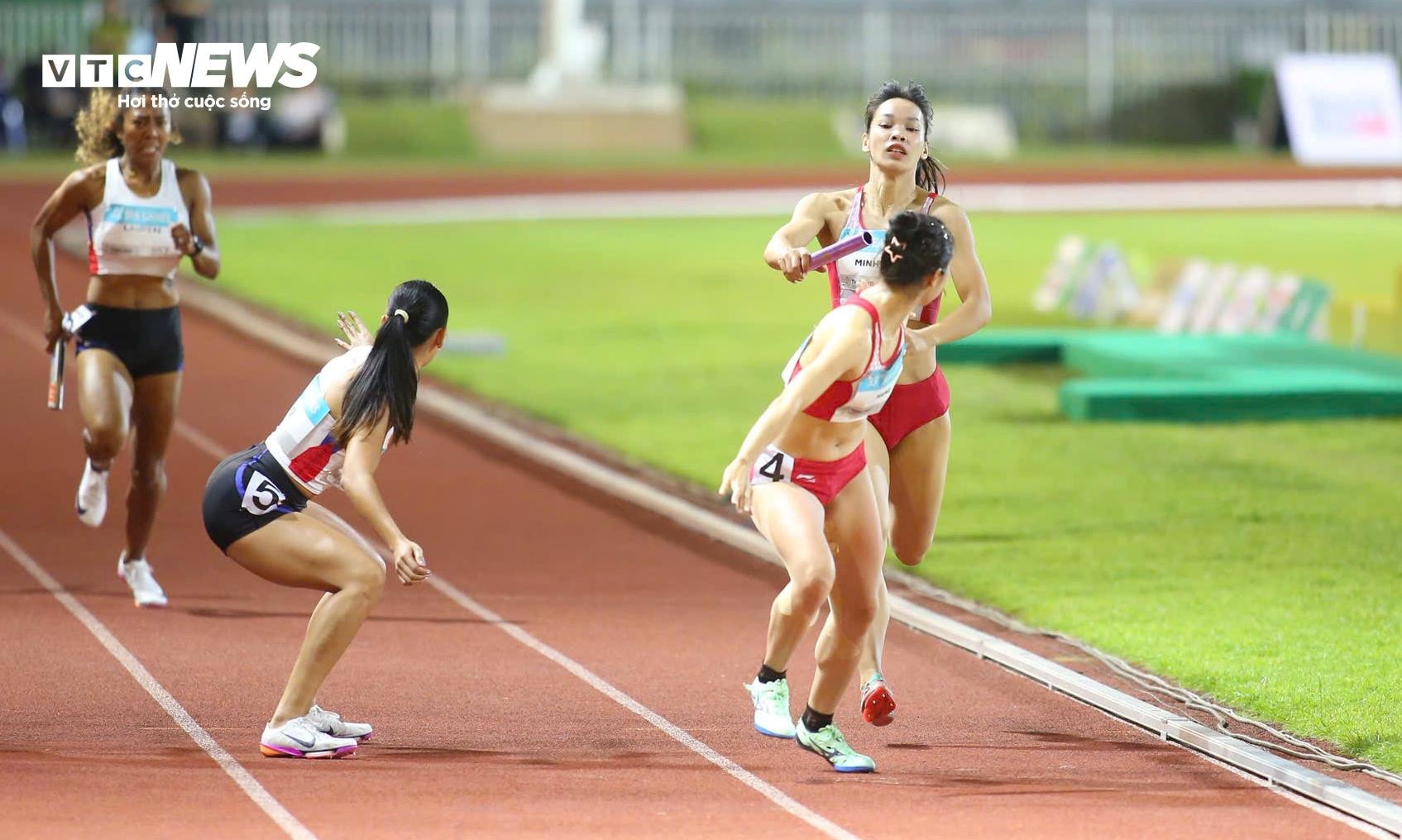 Đội tuyển điền kinh tiếp sức nữ 4x400m thi đấu nội dung cuối cùng trong ngày của đoàn Việt Nam.