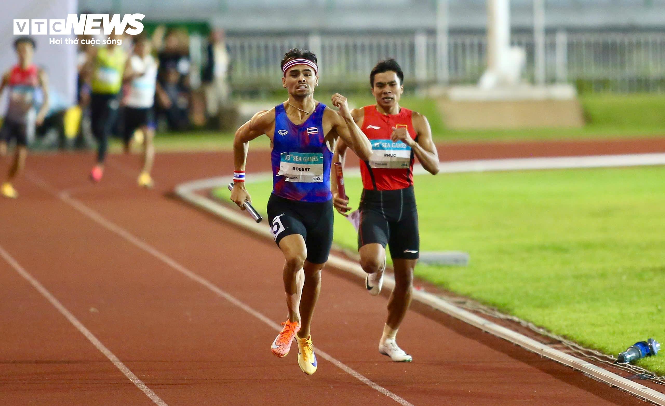 Mọi chuyện chỉ thay đổi khi Lê Ngọc Phúc phải đối đầu với Atkinson Joshua Robert - vận động viên gốc Australia. Ngôi sao này nước rút quá xuất sắc và vượt lên Ngọc Phúc ở những mét cuối cùng, Atkinson Joshua Robert vỡ òa cảm xúc khi giành huy chương vàng ở những giây cuối cùng. Trong khi đó, Lê Ngọc Phúc tiếc nuối vì để lỡ tấm huy chương vàng lịch sử. Lê Ngọc Phúc nằm gục dưới sân vì mệt và cảm xúc thất vọng. Anh rất buồn bã và cần đến sự động viên của các đồng đội. Atkinson Joshua Robert cũng phải mướt mồ hôi trước các chân chạy Việt Nam. Dẫu có nỗi buồn nhưng đội tiếp sức 4x400m nam đã nỗ lực hết mình.