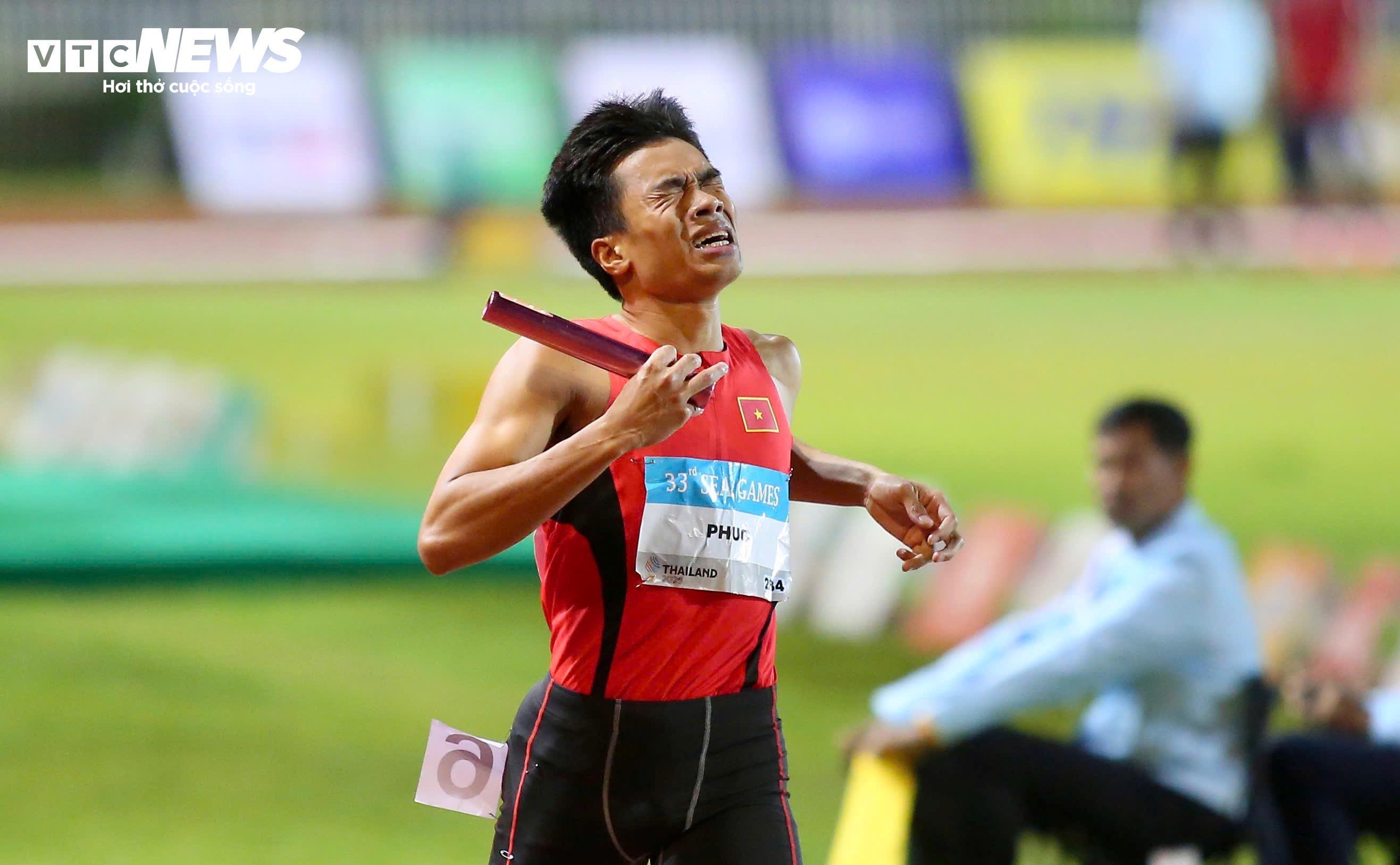 Trong khi đó, Lê Ngọc Phúc tiếc nuối vì để lỡ tấm huy chương vàng lịch sử. Lê Ngọc Phúc nằm gục dưới sân vì mệt và cảm xúc thất vọng. Anh rất buồn bã và cần đến sự động viên của các đồng đội. Atkinson Joshua Robert cũng phải mướt mồ hôi trước các chân chạy Việt Nam. Dẫu có nỗi buồn nhưng đội tiếp sức 4x400m nam đã nỗ lực hết mình.