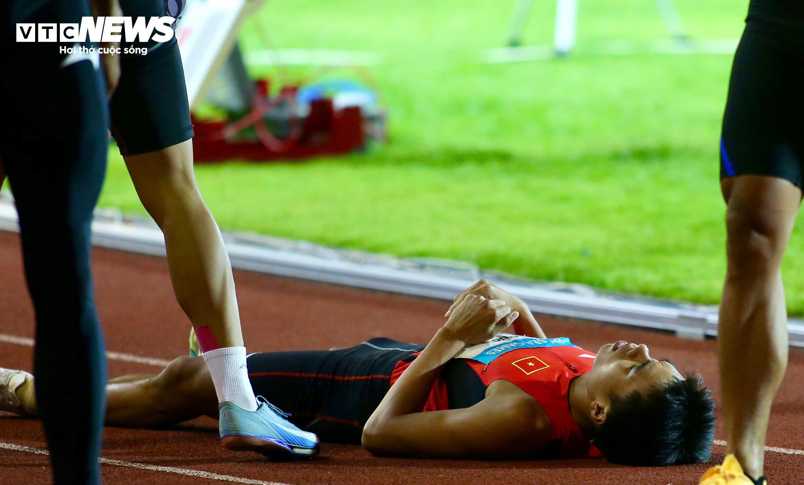 Lê Ngọc Phúc nằm gục dưới sân vì mệt và cảm xúc thất vọng. Anh rất buồn bã và cần đến sự động viên của các đồng đội. Atkinson Joshua Robert cũng phải mướt mồ hôi trước các chân chạy Việt Nam. Dẫu có nỗi buồn nhưng đội tiếp sức 4x400m nam đã nỗ lực hết mình.