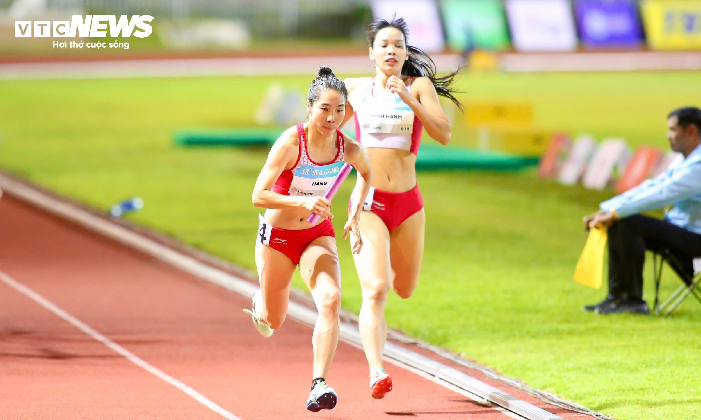 Hoàng Thị Minh Hạnh, Lê Thị Tuyết Mai, Nguyễn Thị Hằng, Nguyễn Thị Ngọc hoàn toàn vượt trội các đối thủ ở nội dung tiếp sức nữ 4x400m.