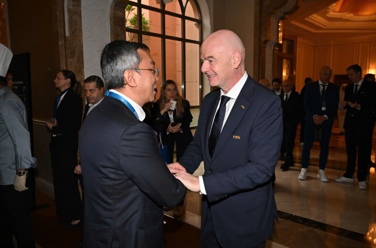 Chủ tịch FIFA Gianni Infantino (phải) và Chủ tịch LĐBĐVN Trần Quốc Tuấn. (Nguồn: VFF)