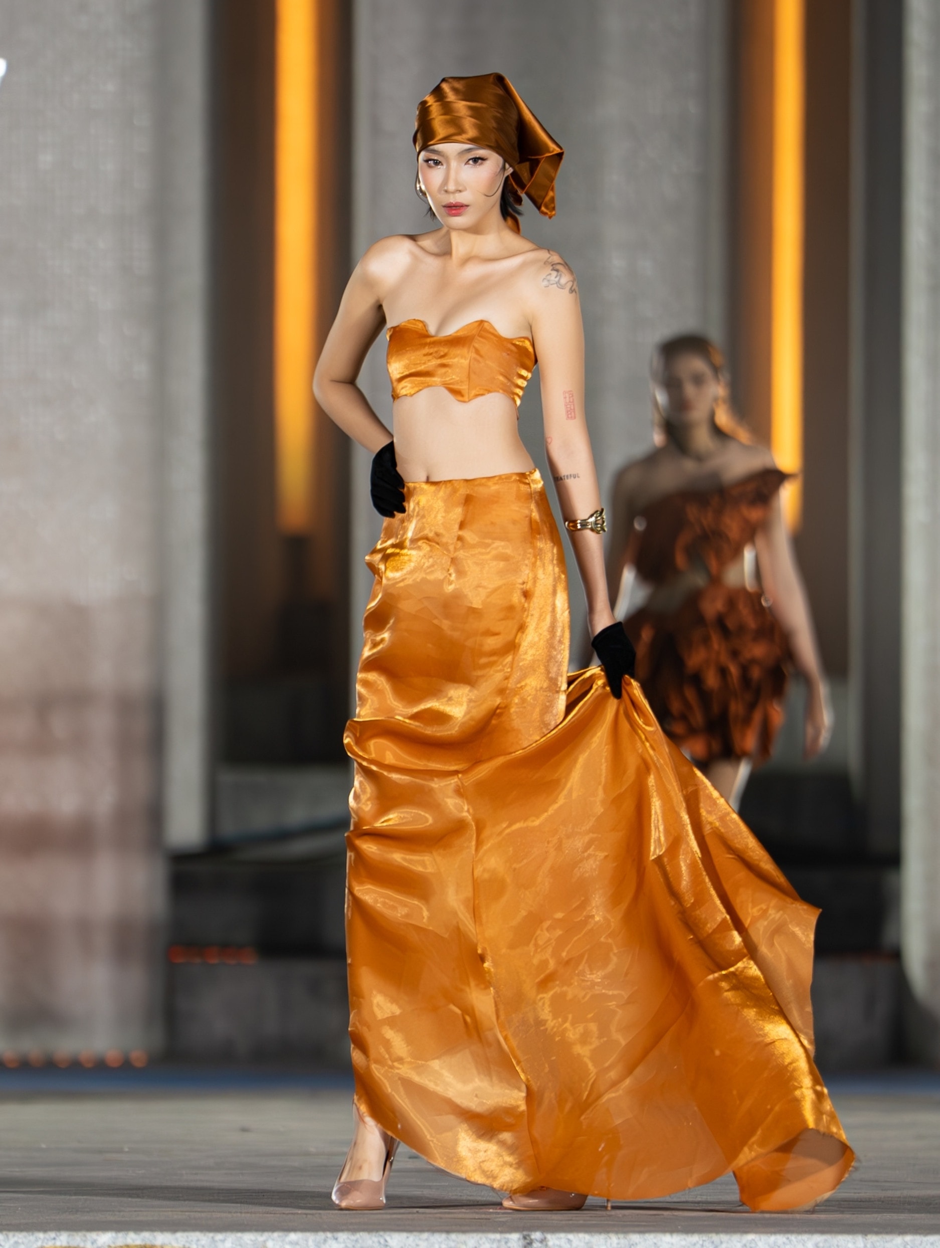 Lấy cảm hứng từ khoảnh khắc ngày và đêm, Thanh Hương Bùi xây dựng các thiết kế dựa trên những cặp đối lập tưởng chừng mâu thuẫn: mềm mại và mạnh mẽ, nữ tính và quyền lực, truyền thống và đương đại.