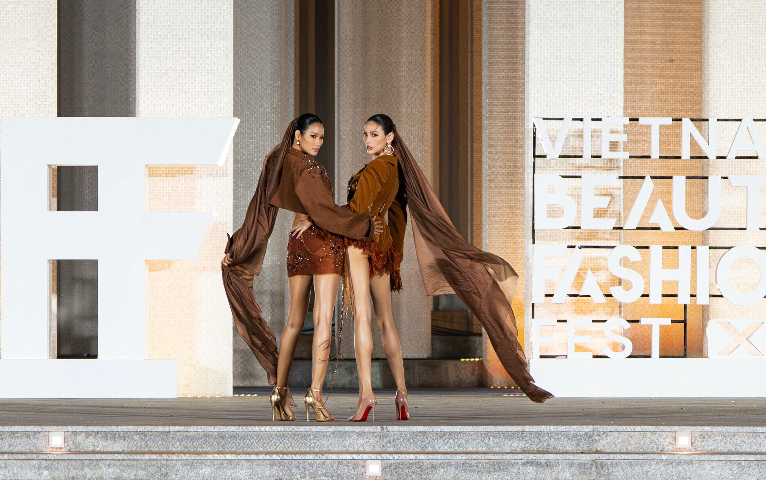 Chia sẻ cảm xúc, Hoàng Thuỳ bày tỏ sự ngưỡng mộ và trân trọng đàn chị. Cô khẳng định Võ Hoàng Yến là top 1 siêu mẫu tại Việt Nam ở thời điểm hiện tại, khó có ai đủ sức vượt qua.